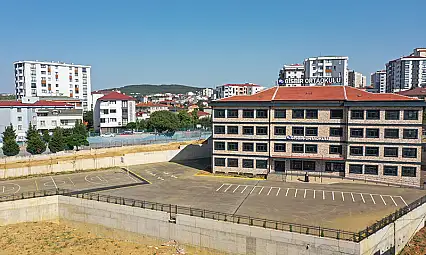 Ana kucağındayken kanseri yenen Ceylin şimdi ortaokula gidiyor