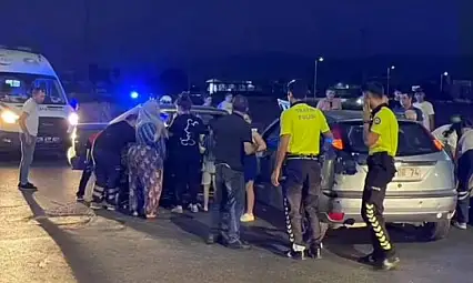 Ödemiş Devlet Hastanesi Önünde Kaza: 2 Yaralı Hastaneye Kaldırıldı