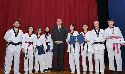 TAEKWONDOCULAR TİRE BELEDİYESPOR ÇATISI ALTINDA TOPLADI