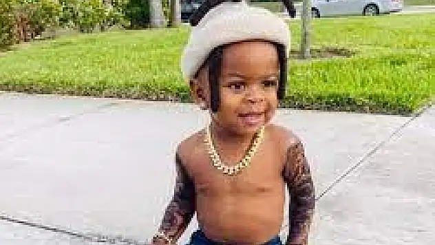 1 yaşındaki dövmeli bebek