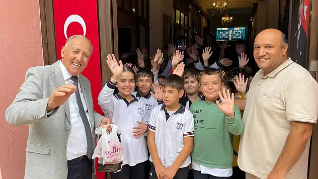 ADNAN SAYGILIER, ŞERBET VE DONDURMA SERGİSİNİ YANBASTI ORTAOKULU ÖĞRENCİLERİNE SUNUM İLE ANLATTI