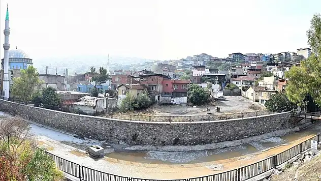 AK Parti İzmir Milletvekili Adayı Başdaş: “Hizmet etmiyorsunuz, devleti engellemeyin”