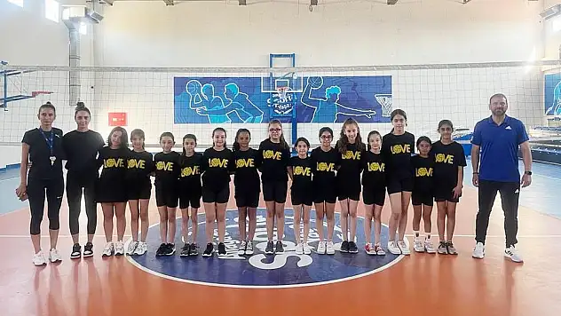 Aliağa Belediyesi’nin yaz spor kursları çocuklar tarafından yoğun ilgi görüyor