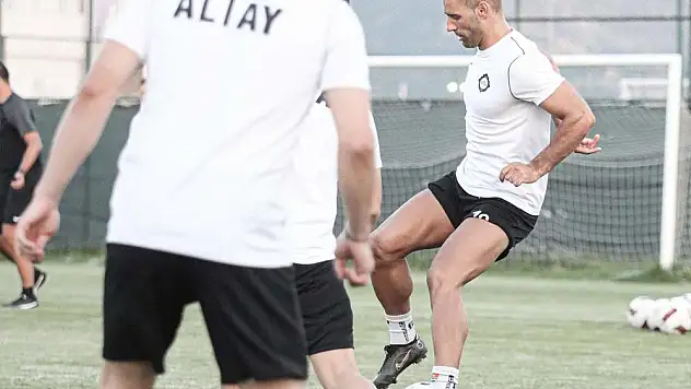 Altay'da bir yabancı Marco Paixao kaldı