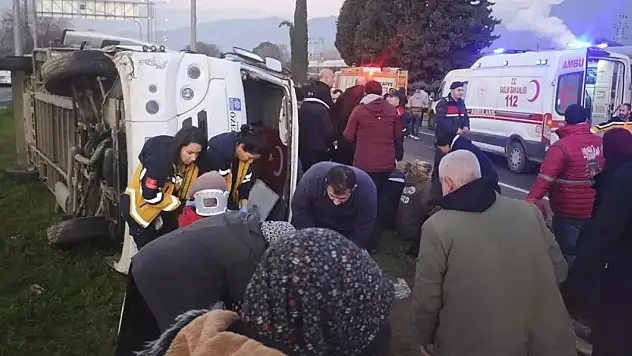 AYDIN'DA SERVİS MİNİBÜSÜ DEVRİLDİ: 16 YARALI