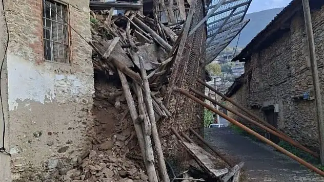 Bademli Mahallesi'nde Yıkılan Ev Yolu Kapattı: Mahalleli Bir Aydır Mağdur