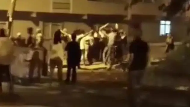 Başakşehir'de kalabalık iki grup birbirlerine sopa ve küreklerle saldırdı