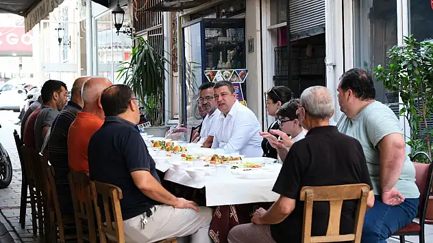 Başkan Okuroğlu, Saraçlar Çarşısı Esnafının Kahvaltı Davetine Katıldı