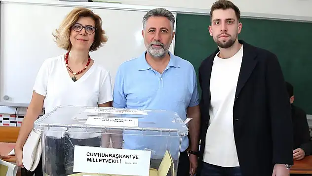 Başkan Sandal, ailesi ile oy kullandı