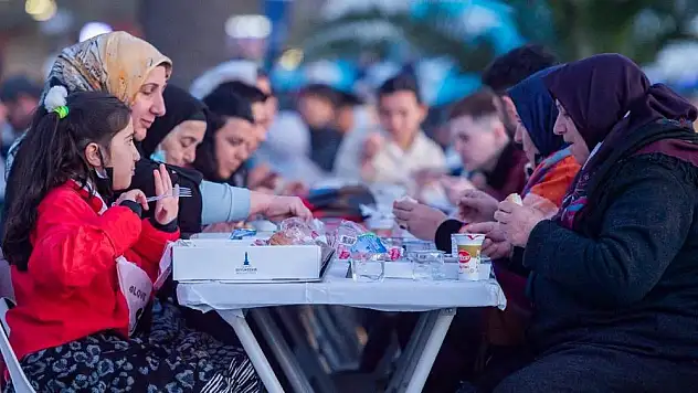 Başkan Sandal, depremzedelerle iftar yemeğinde