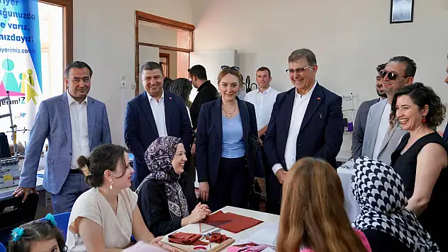 Başkan Tugay Tire'de Hizmet Turu Yaptı: Hem Açılışlara Katıldı Hem Esnafla Buluştu