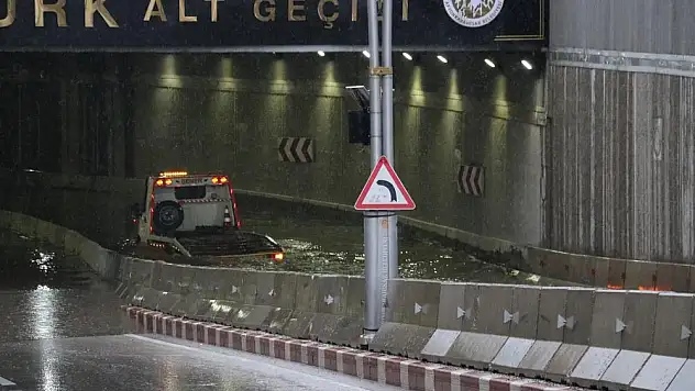 Battı çıktıyı su bastı: İnsanlar mahsur kaldı