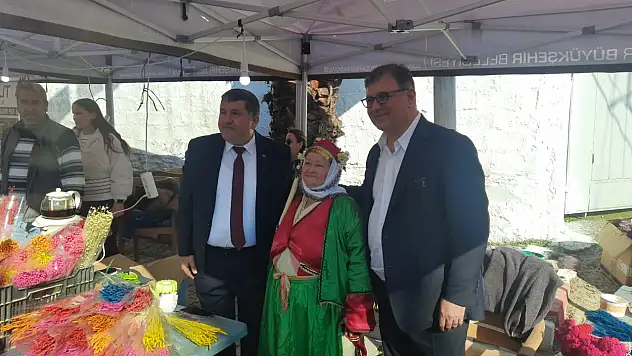 Bayındır'da Nergis ve Kuru Çiçek Festivali'ne Binlerce Kişi Akın Etti