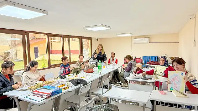 Bayındır Gençlik Merkezi'nde Dikiş Nakış Sanatı Hayat Buluyor