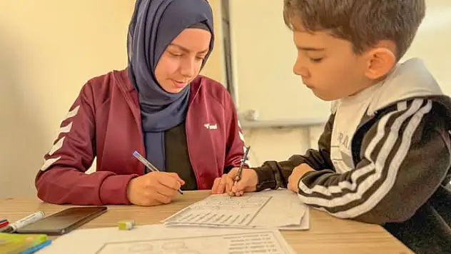 Bayındır Gençlik Merkezi'nde Miniklere İngilizce Eğitimi