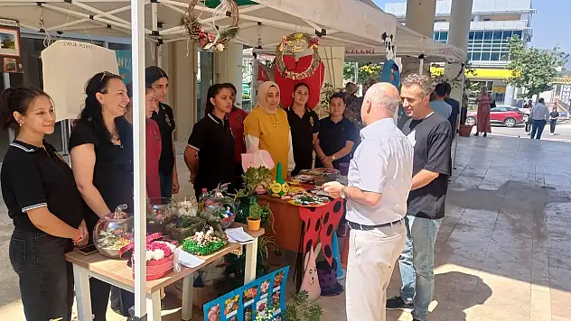 Bayındır İlçe Milli Eğitim Müdürü Serdar Ökay, Meslek Liseleri Tanıtım Sergilerini Ziyaret Etti