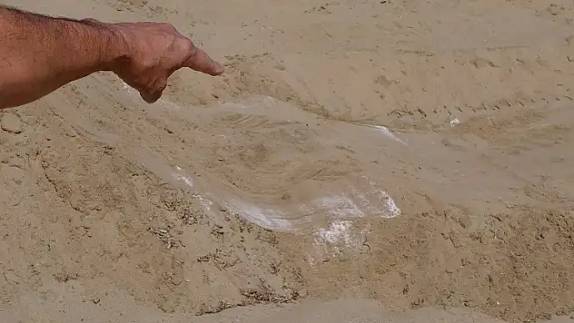 Belediye Sarımsaklı plajından kum taşıyor