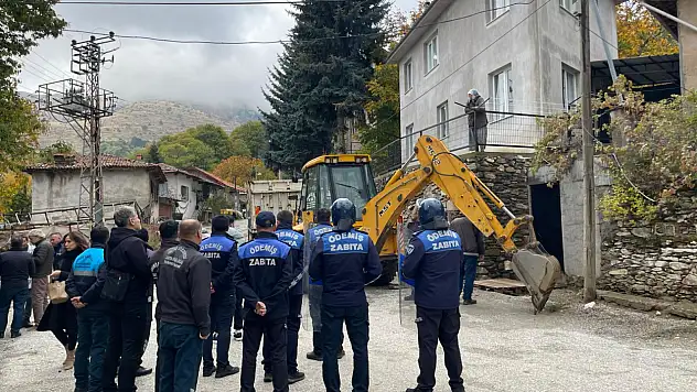 Belediyenin Onayladığı Evi Şimdi Kendisi Yıkıyor!