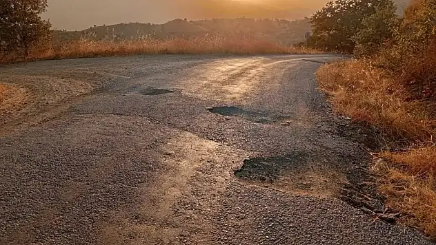 BEYDAĞ'DA MAHALLE SAKİNLERİ YOL VE BAKIM SIKINTILARINA TEPKİLİ