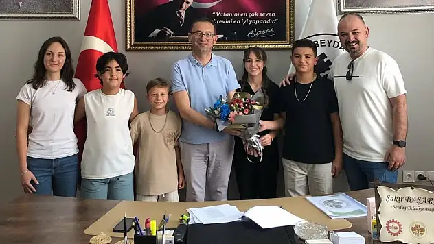 Beydağ'ın Genç Müzisyenleri Belediye Başkanı Şakir Başaran'ı Ziyaret Etti