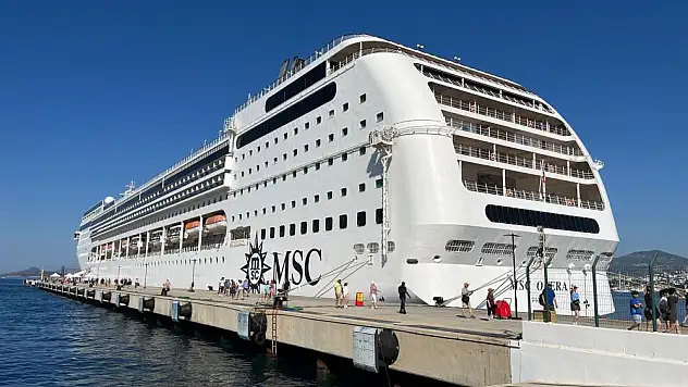Bodrum'a dev kruvaziyer gemisi   geldi