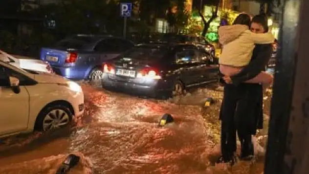 BUCA'DA SEL KABUSU: ARAÇLAR SÜRÜKLENDİ, VATANDAŞLAR CANINI ZOR KURTARDI