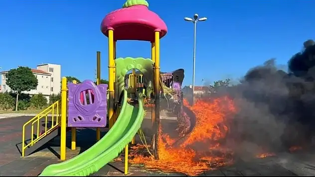 Buca'da çocuk parkı ateşe verildi…İşte ilk görüntüler
