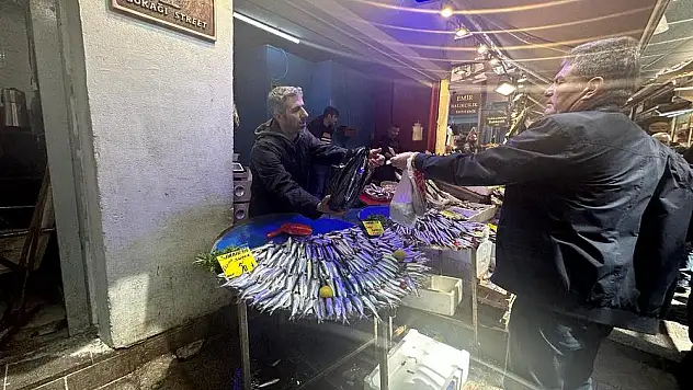 Büyük balık küçük balığı yutuyor