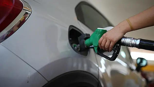 Büyük zam: Benzin fiyatları rekor seviyelere ulaştı!