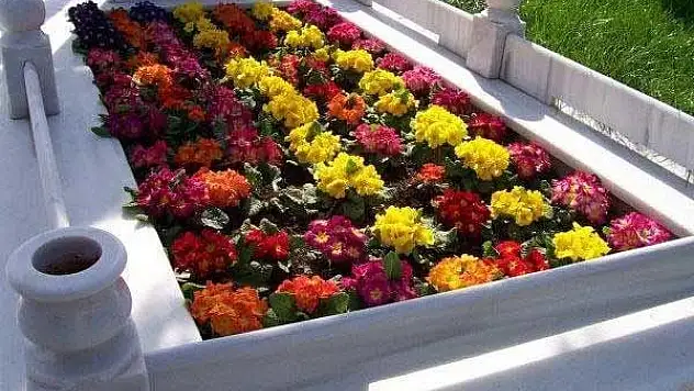 Büyükşehir’den mezarlıklara çiçek şöleni