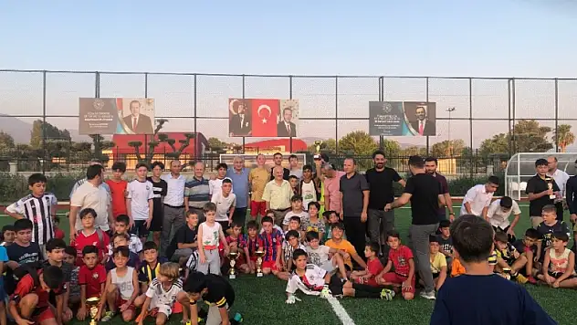 Camiler arası Halı Saha Futbol Turnuvası'nda dereceye giren takımlar belli oldu
