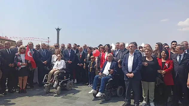 CHP 23 Nisan kapsamında Ata'ya çelenk bıraktı