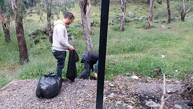 Çocuk ormanına gelen ziyaretçiler, çöpleri arkasında bırakıyor