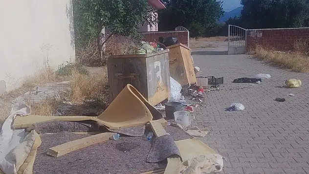 Çöp Dağları Mahalle Sakinlerini İsyan Ettirdi