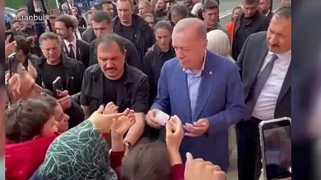 Cumhurbaşkanı Erdoğan, oy kullandığı okulda vatandaşa 200 TL ve oyuncak dağıttı