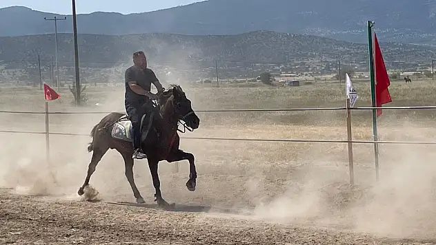 Denizli Baklan'da Rahvan At Yarışlarında Nefes Kesen Mücadele