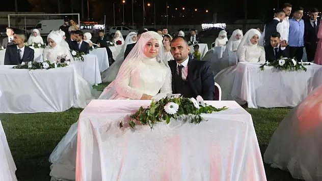 Depremzede 100 çift toplu düğün töreniyle evlendi