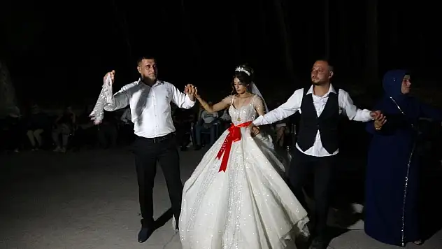 Depremzede çift tanıştıkları çadır kentte evlendi