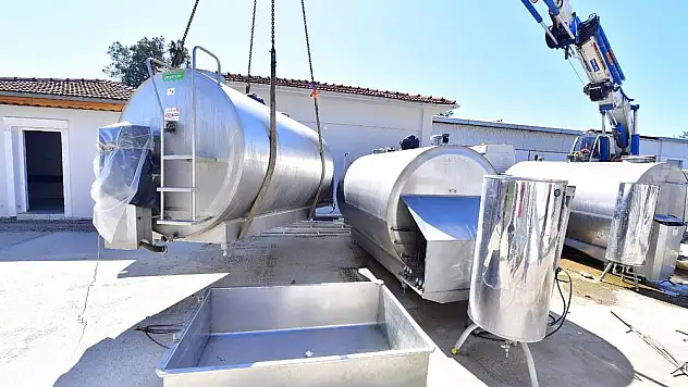 Depremzede süt üreticilerine İzmir’den tank desteği