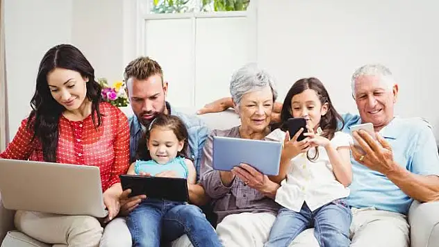 Dijital Çağda Aile: Web 3.0'ın Göçmenleri ve Doğanları Arasında Bir Uçurum