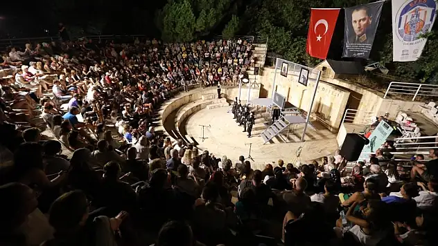 Efes Tiyatro Festivali tüm hızıyla devam ediyor