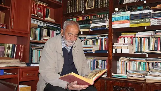 Emekli öğretmen 64 yıldır okuduğu kitapların kaydını tutuyor