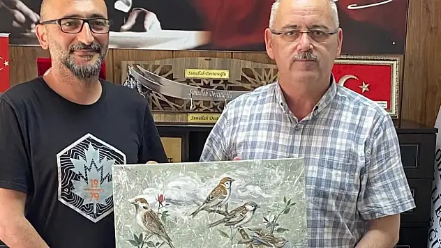 Emrah Güzelçay'dan Milli Eğitim Müdürü Sunullah Desticioğlu'na Anlamlı Hediye