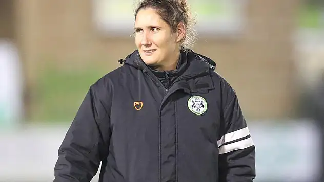 Erkek futbol takımı başına ilk kadın teknik direktör!