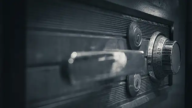 Evlerinde gizli kasa buldular