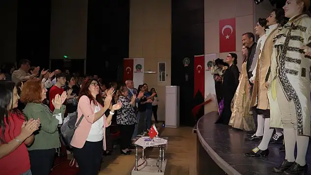 'Figaro'nun Düğünü' Ayakta Alkışlandı