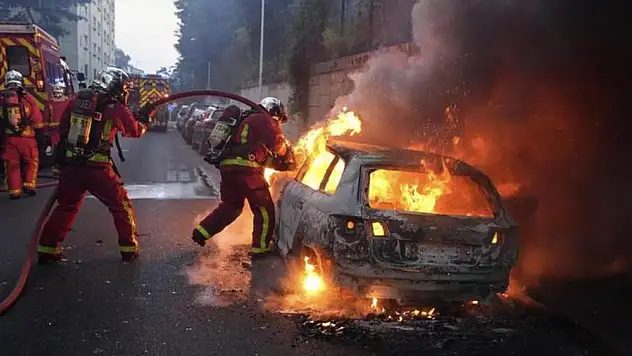 Fransa’da polisin genci vurarak öldürmesine tepkiler büyüdü