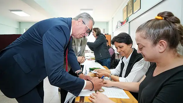 Gaziemir Belediye Başkanı Arda, oyunu kullandı