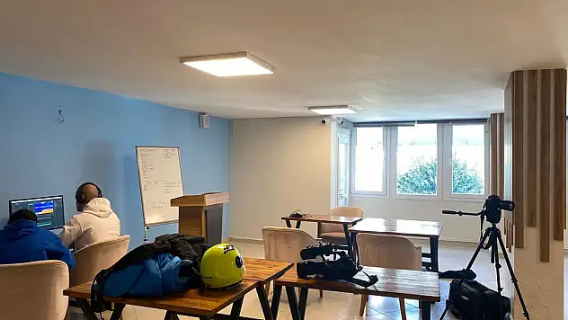 Genç Kafe, Gençlerin Hizmetinde