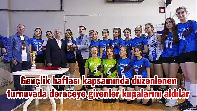 Gençlik haftası kapsamında düzenlenen turnuvada dereceye girenler kupalarını aldılar